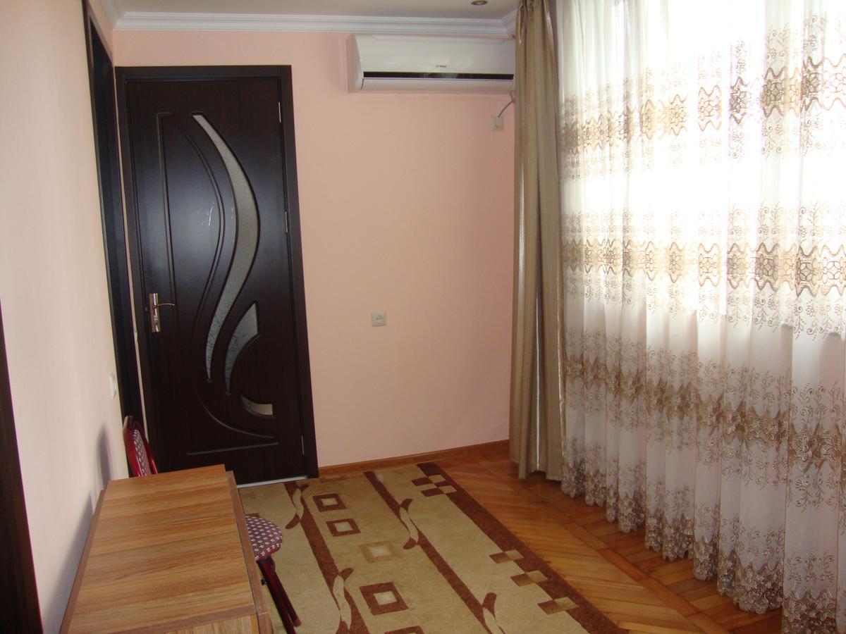 Madona'S House Apartment Batumi Bagian luar foto